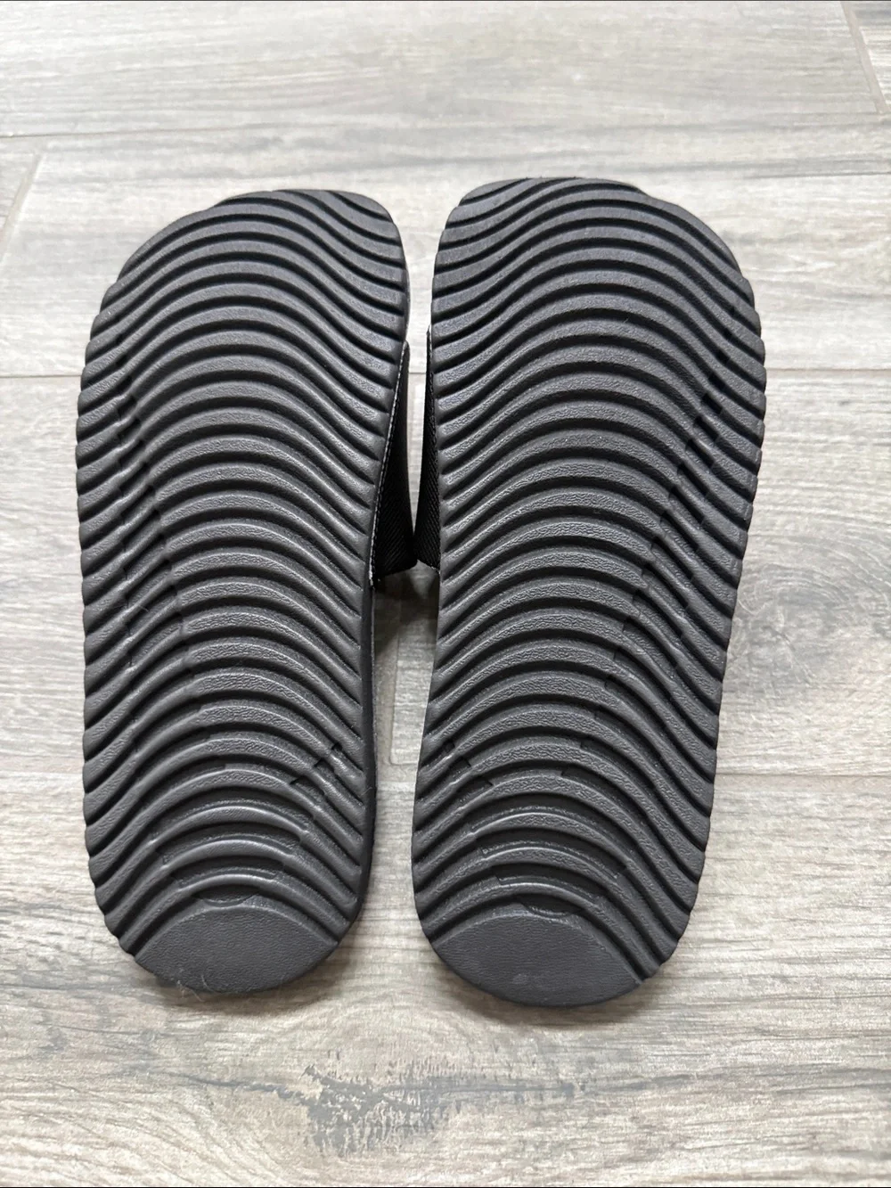Boy’s Nike Slides. Size 4. Brand new!